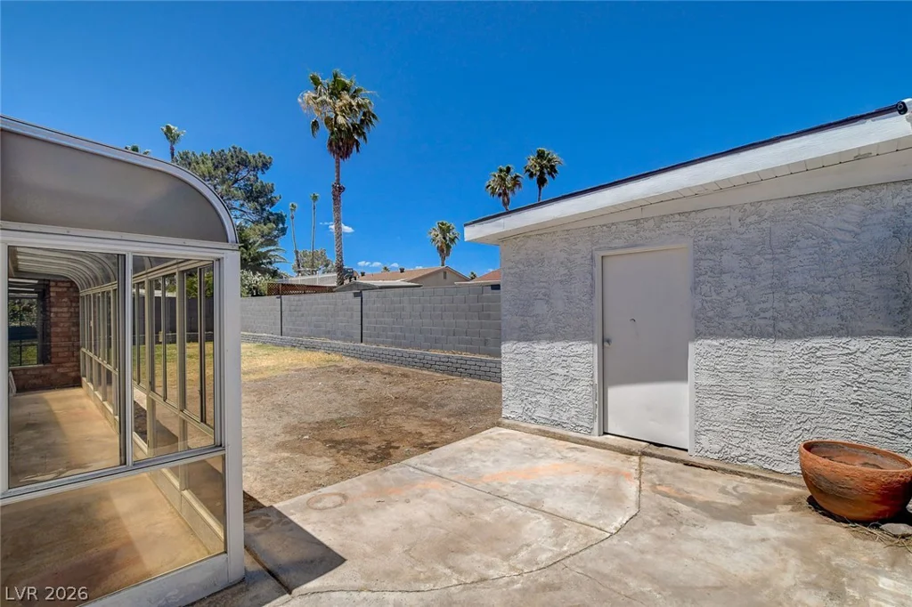 5134 Desert Inn, Las Vegas, NV 89146