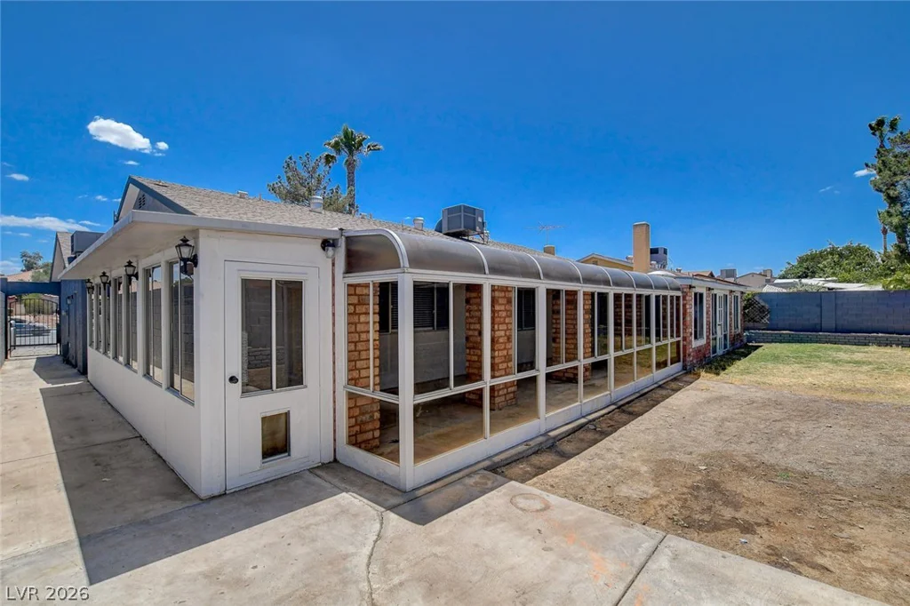 5134 Desert Inn, Las Vegas, NV 89146
