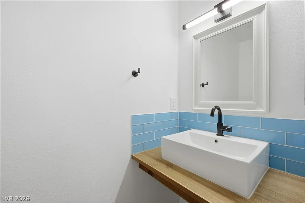 5626 Lake Mead, Las Vegas, NV 89108