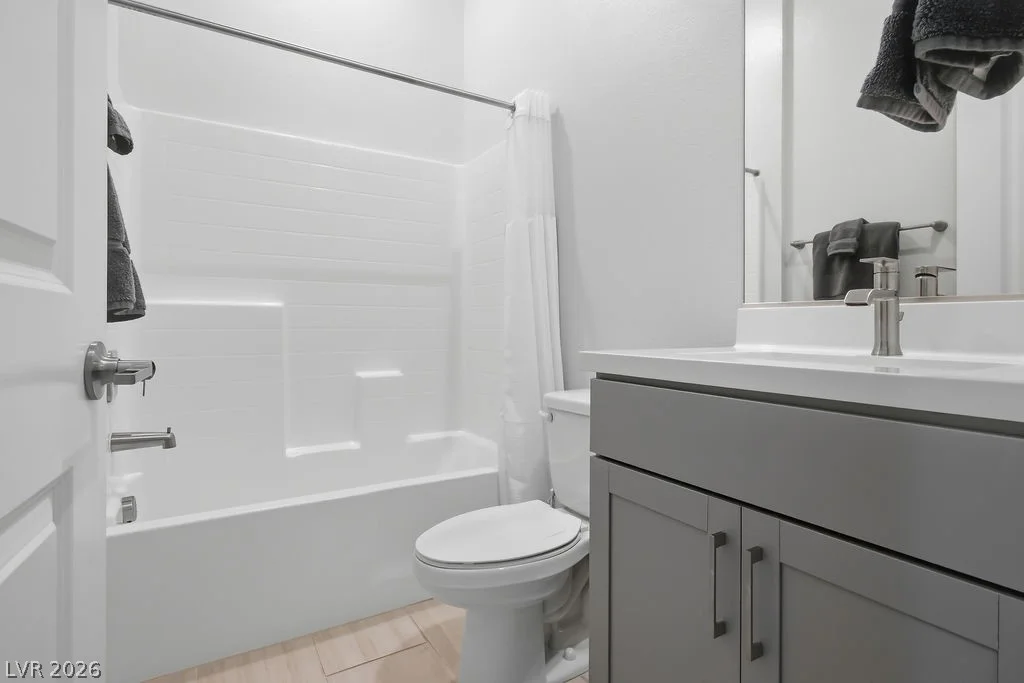 180 Medianoche, Las Vegas, NV 89138