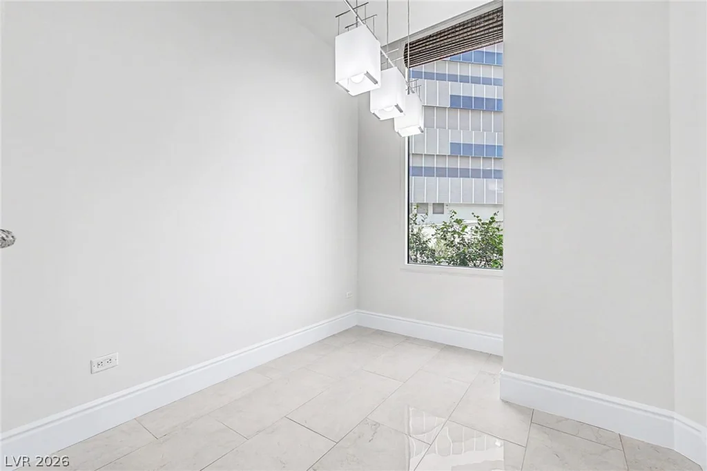 2877 Paradise, Las Vegas, NV 89109