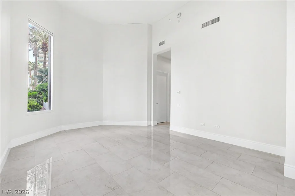 2877 Paradise, Las Vegas, NV 89109