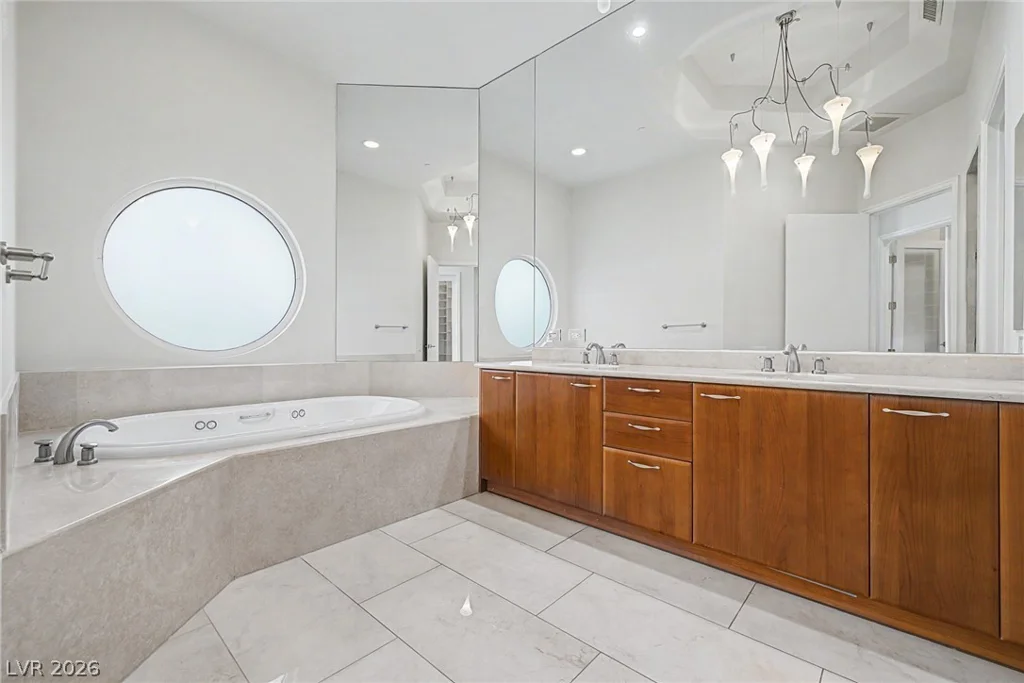 2877 Paradise, Las Vegas, NV 89109