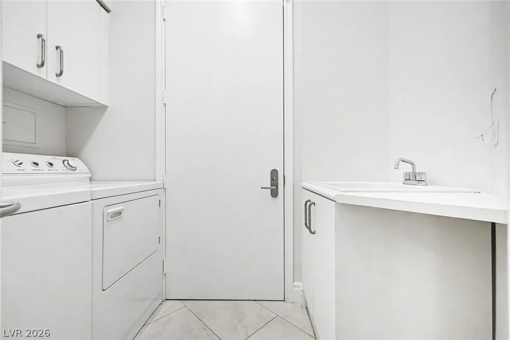 2877 Paradise, Las Vegas, NV 89109