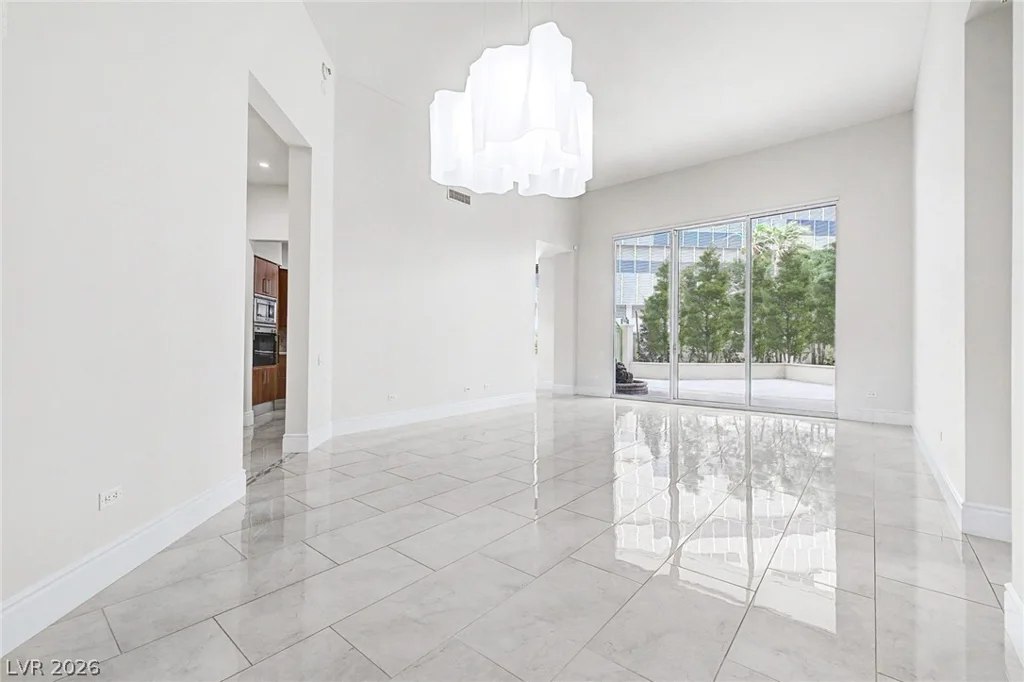 2877 Paradise, Las Vegas, NV 89109