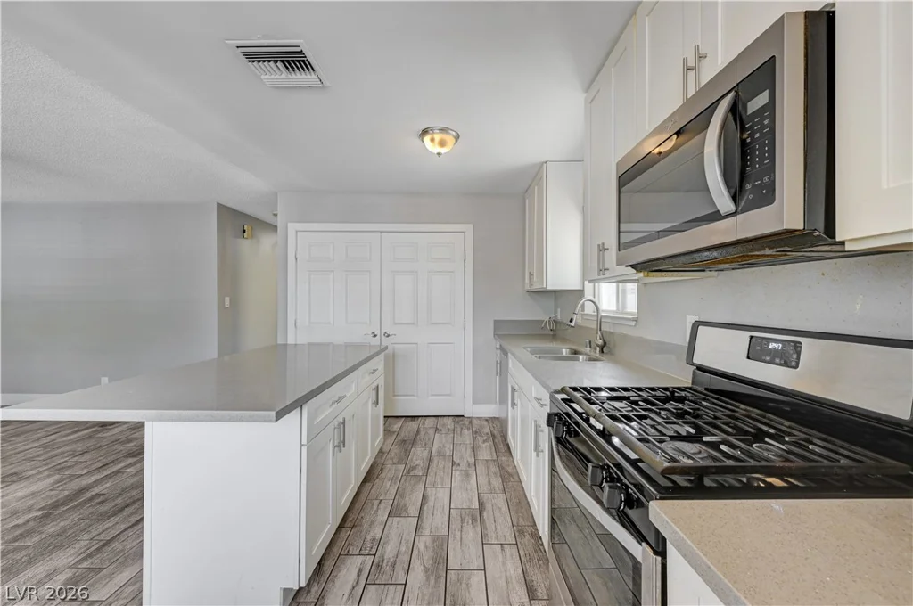 6261 Newville, Las Vegas, NV 89103