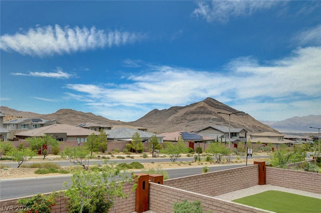 2557 Iron Crest, Las Vegas, NV 89138