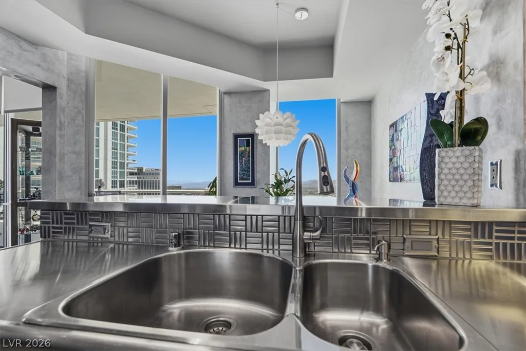 2877 Paradise, Las Vegas, NV 89109