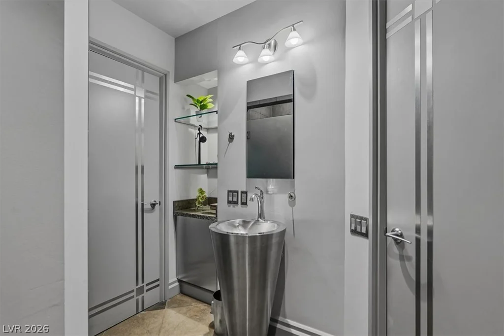2877 Paradise, Las Vegas, NV 89109
