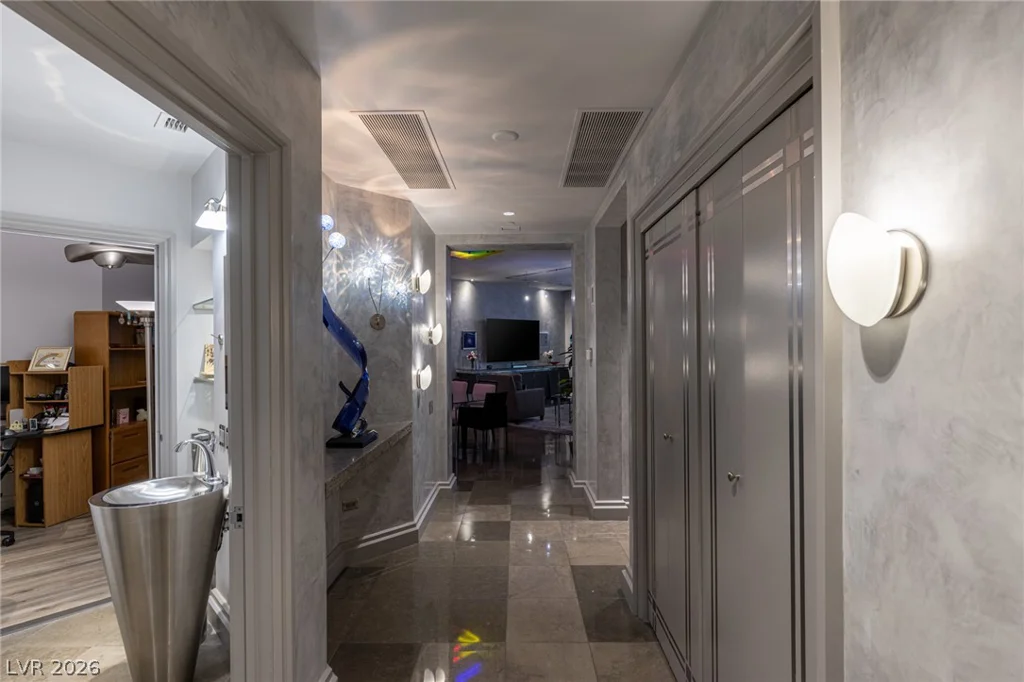 2877 Paradise, Las Vegas, NV 89109