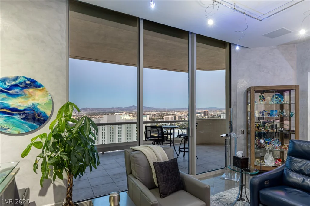 2877 Paradise, Las Vegas, NV 89109