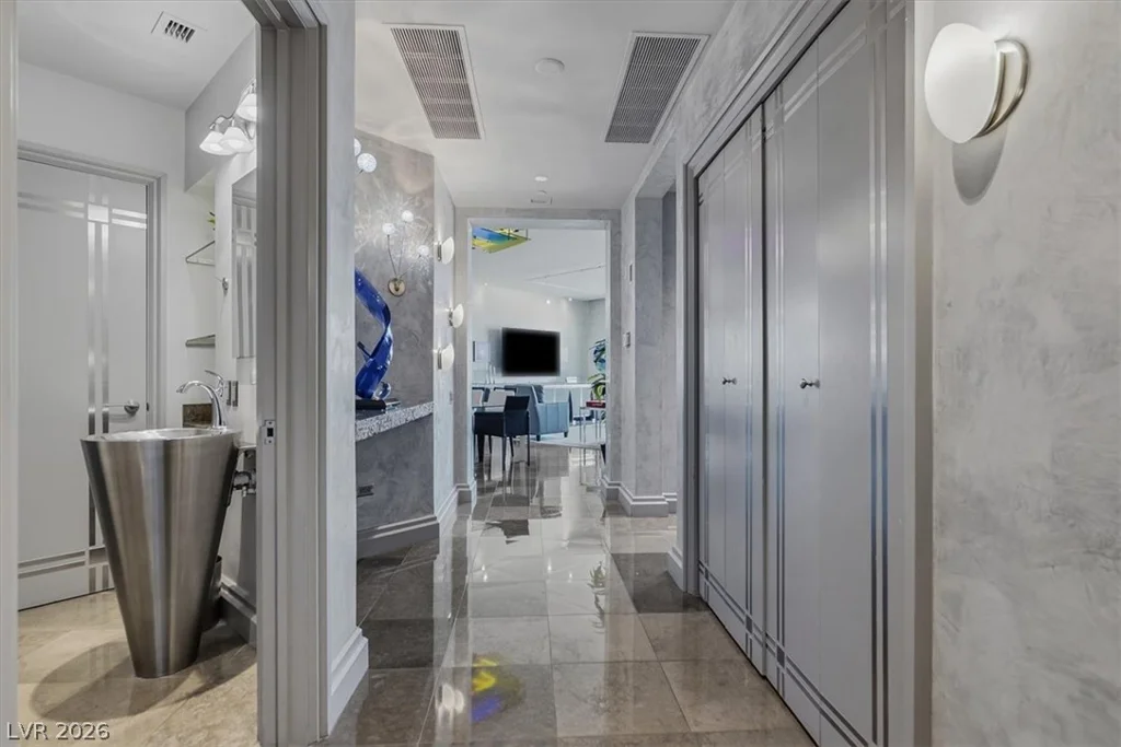2877 Paradise, Las Vegas, NV 89109