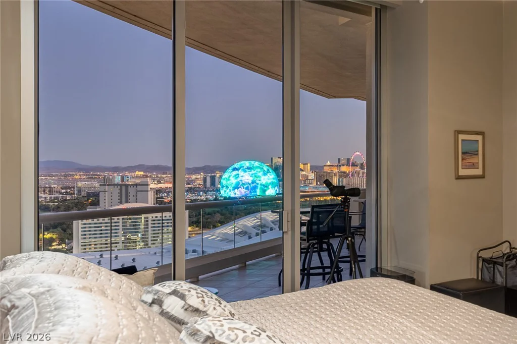 2877 Paradise, Las Vegas, NV 89109