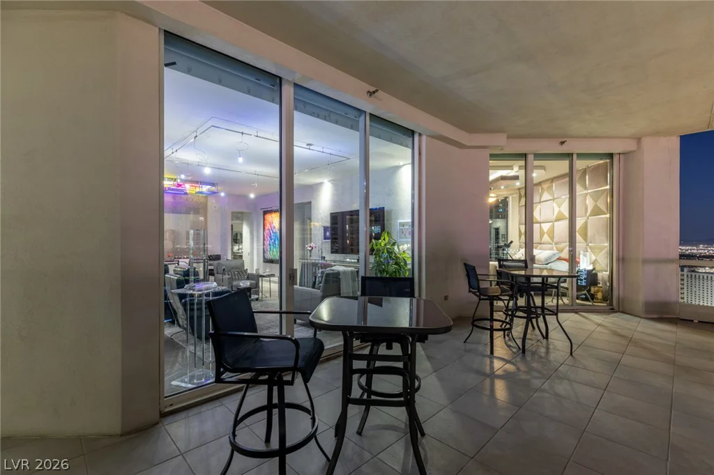 2877 Paradise, Las Vegas, NV 89109