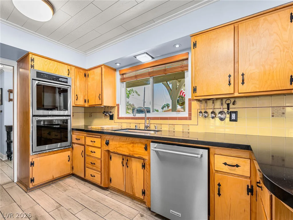 521 Sweeney, Las Vegas, NV 89104