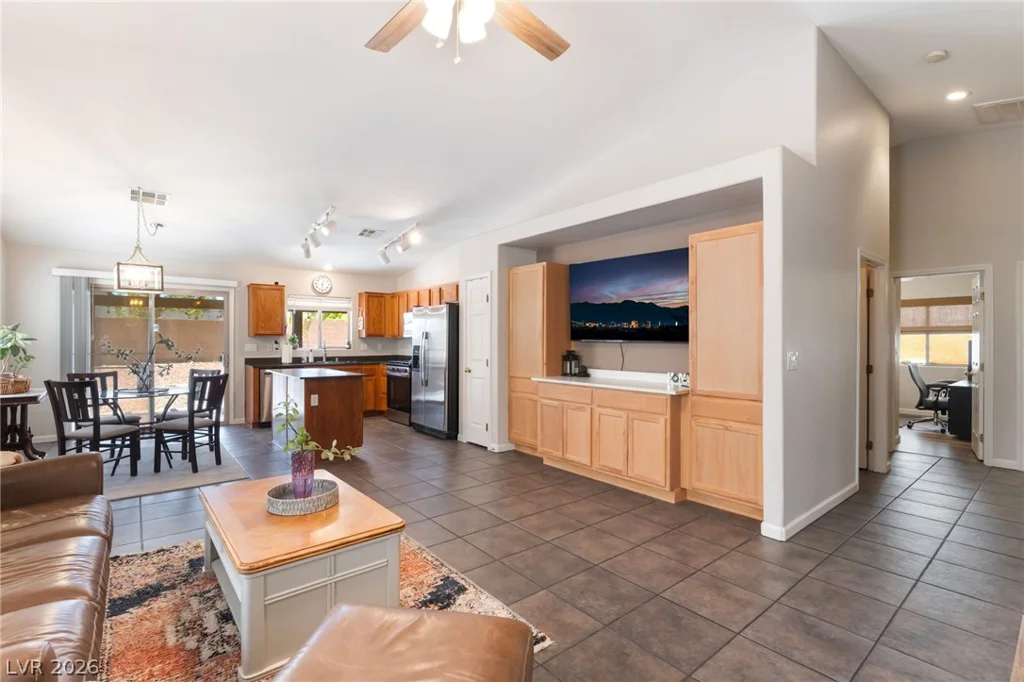 8225 Valley Stream, Las Vegas, NV 89131