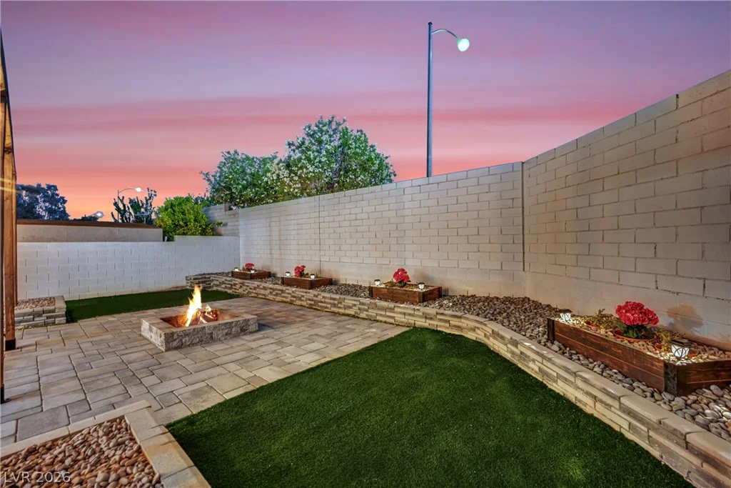 7829 Falling Pines, Las Vegas, NV 89143