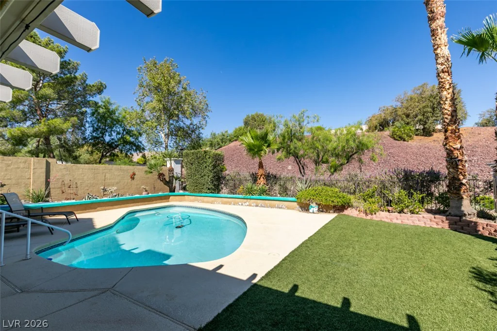2072 Smoketree Village, Henderson, NV 89012