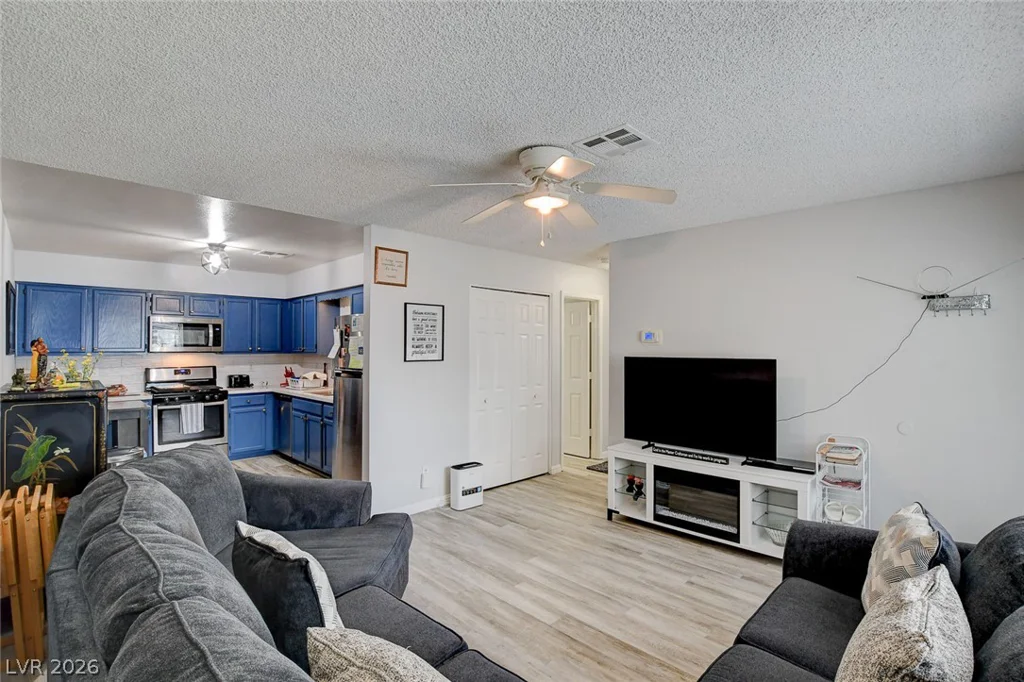 2128 Chertsey, Las Vegas, NV 89108