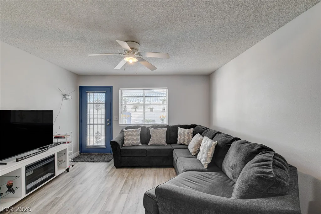 2128 Chertsey, Las Vegas, NV 89108