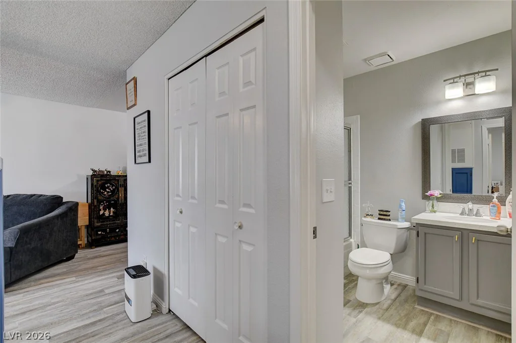 2128 Chertsey, Las Vegas, NV 89108
