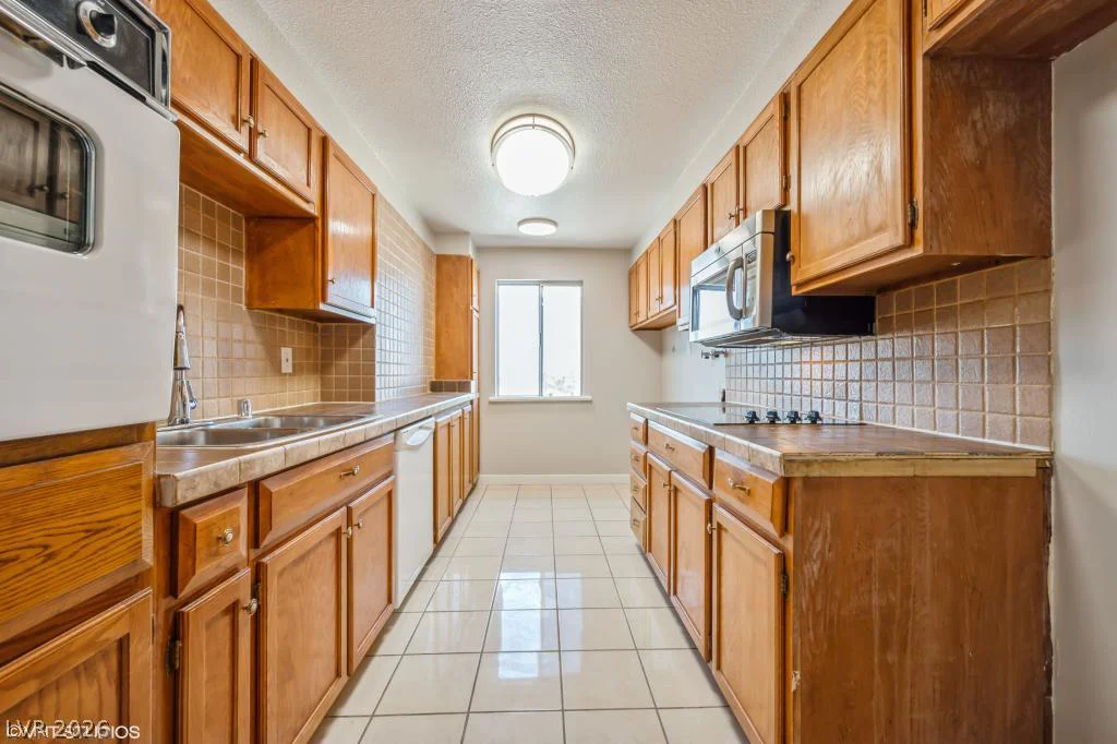 745 Royal Crest, Las Vegas, NV 89169