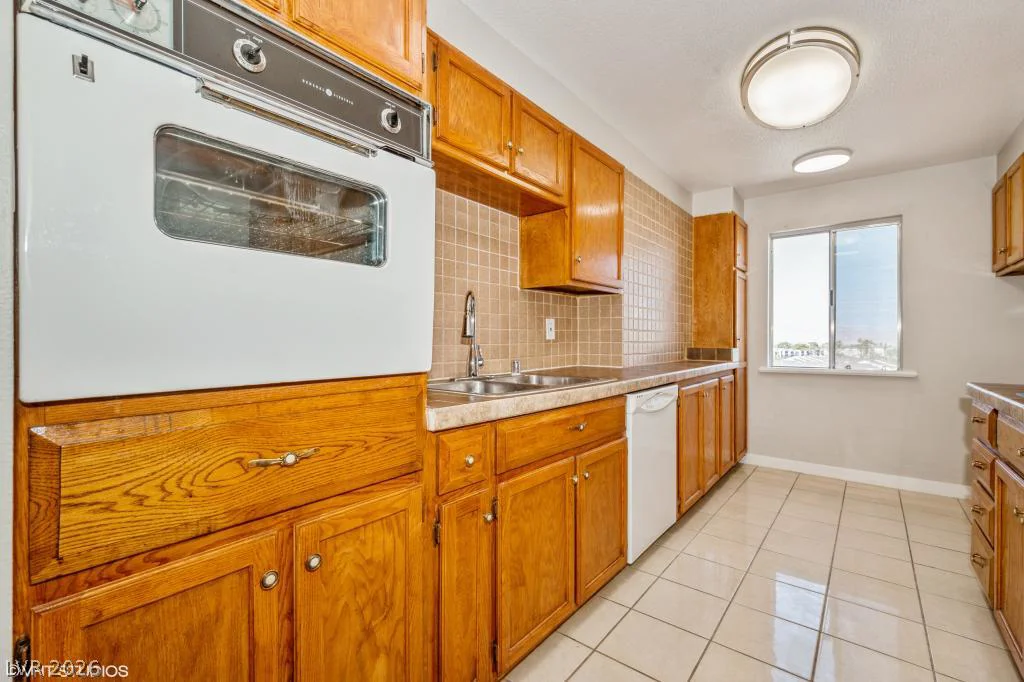 745 Royal Crest, Las Vegas, NV 89169