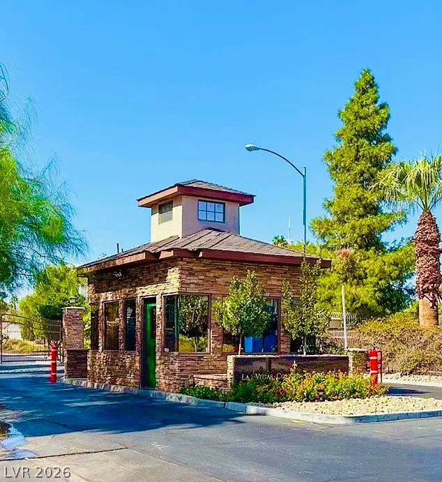 698 Oakmont, Las Vegas, NV 89109