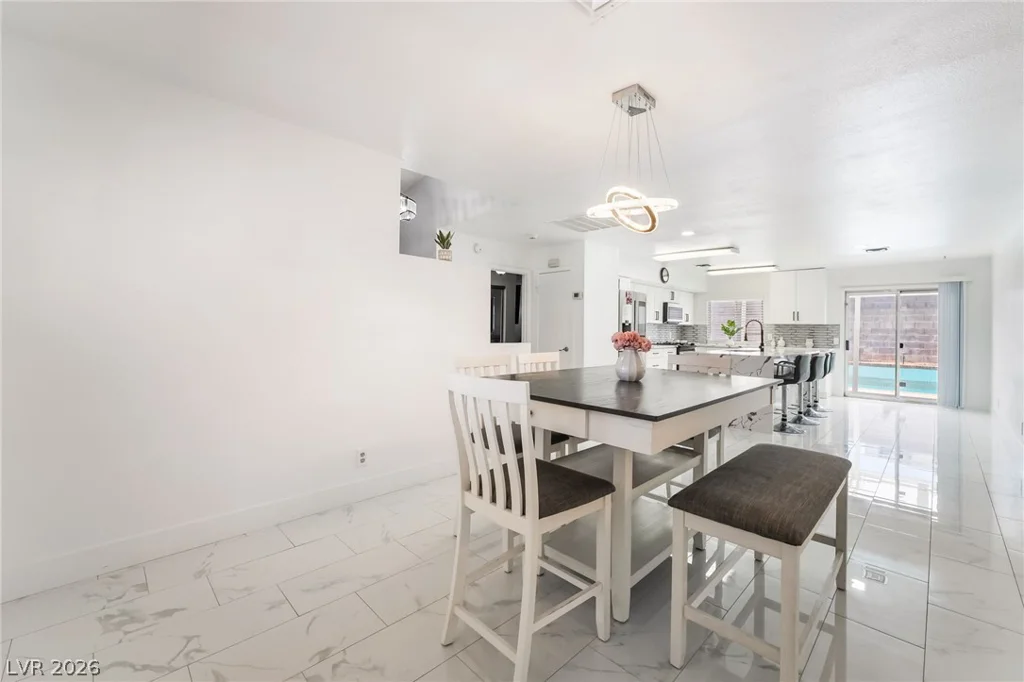 3983 Redwood, Las Vegas, NV 89103