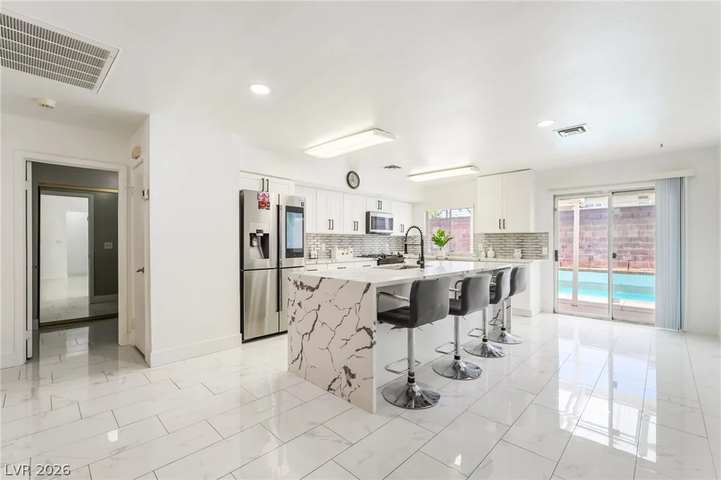 3983 Redwood, Las Vegas, NV 89103