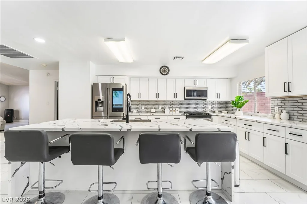 3983 Redwood, Las Vegas, NV 89103