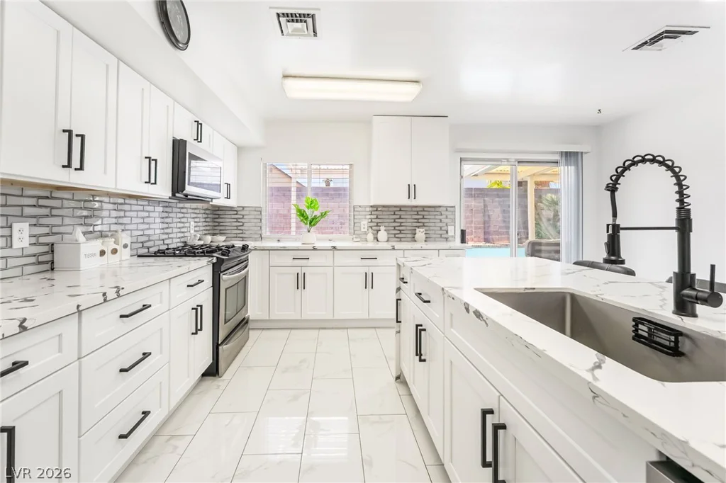 3983 Redwood, Las Vegas, NV 89103