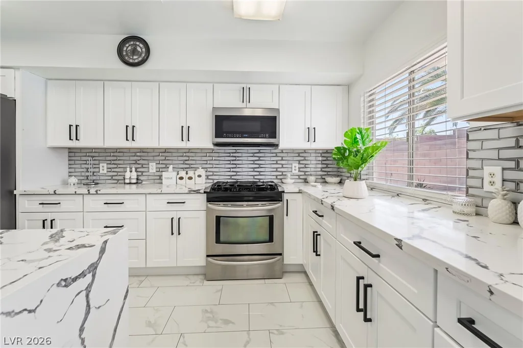 3983 Redwood, Las Vegas, NV 89103