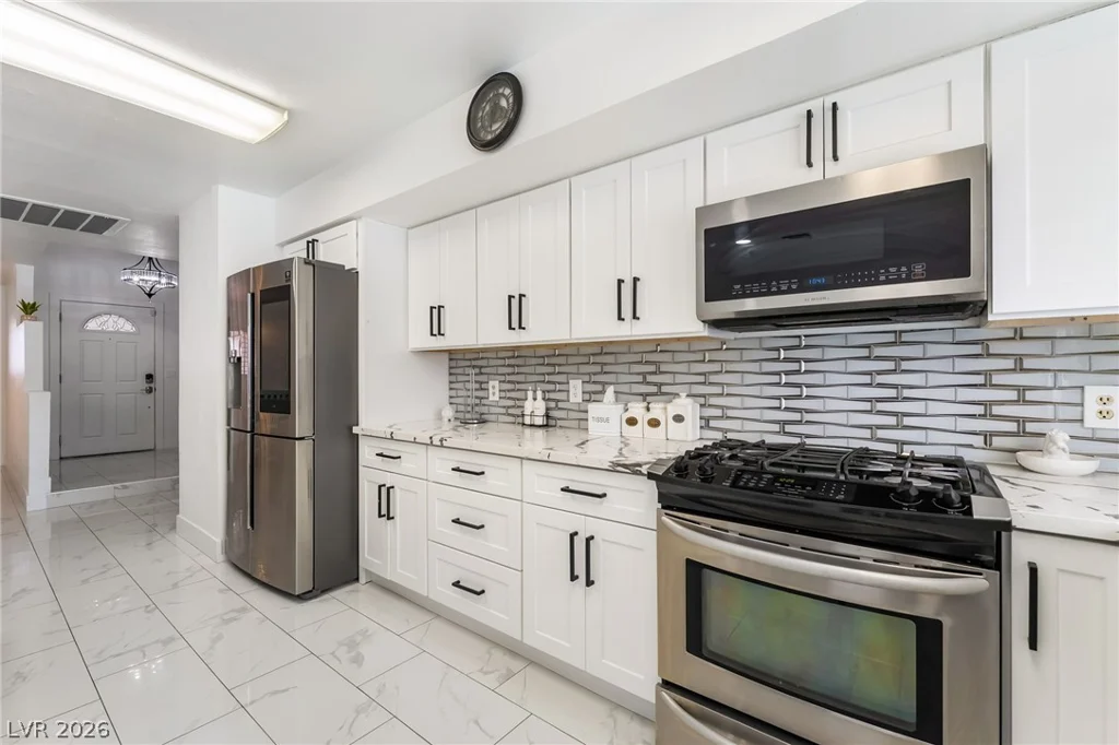 3983 Redwood, Las Vegas, NV 89103