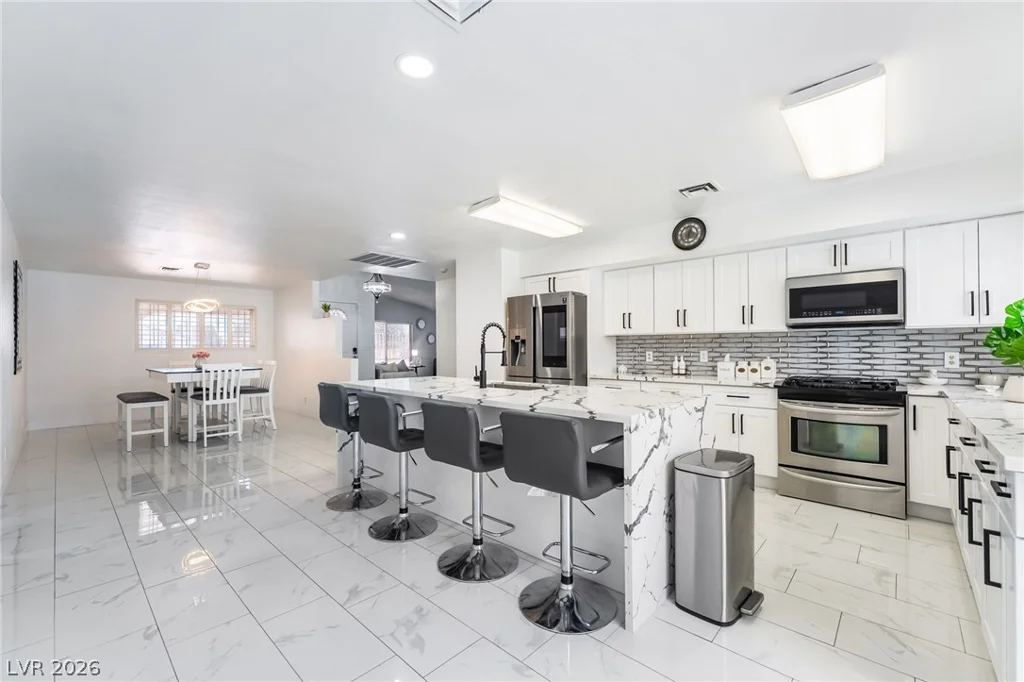 3983 Redwood, Las Vegas, NV 89103