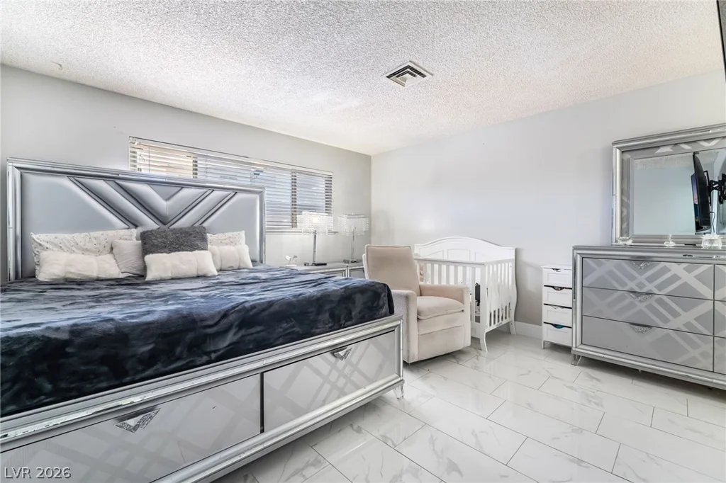 3983 Redwood, Las Vegas, NV 89103