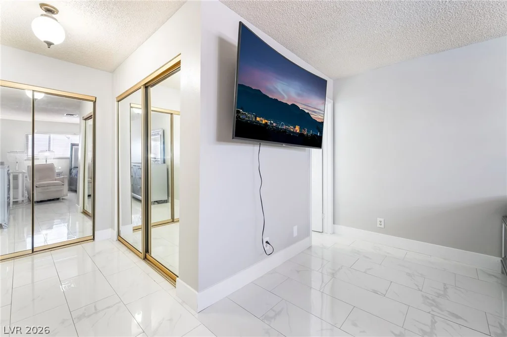 3983 Redwood, Las Vegas, NV 89103