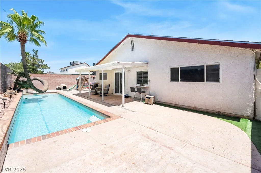 3983 Redwood, Las Vegas, NV 89103
