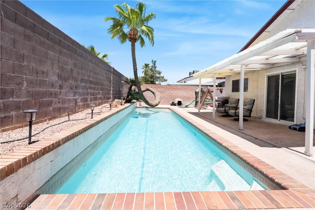 3983 Redwood, Las Vegas, NV 89103