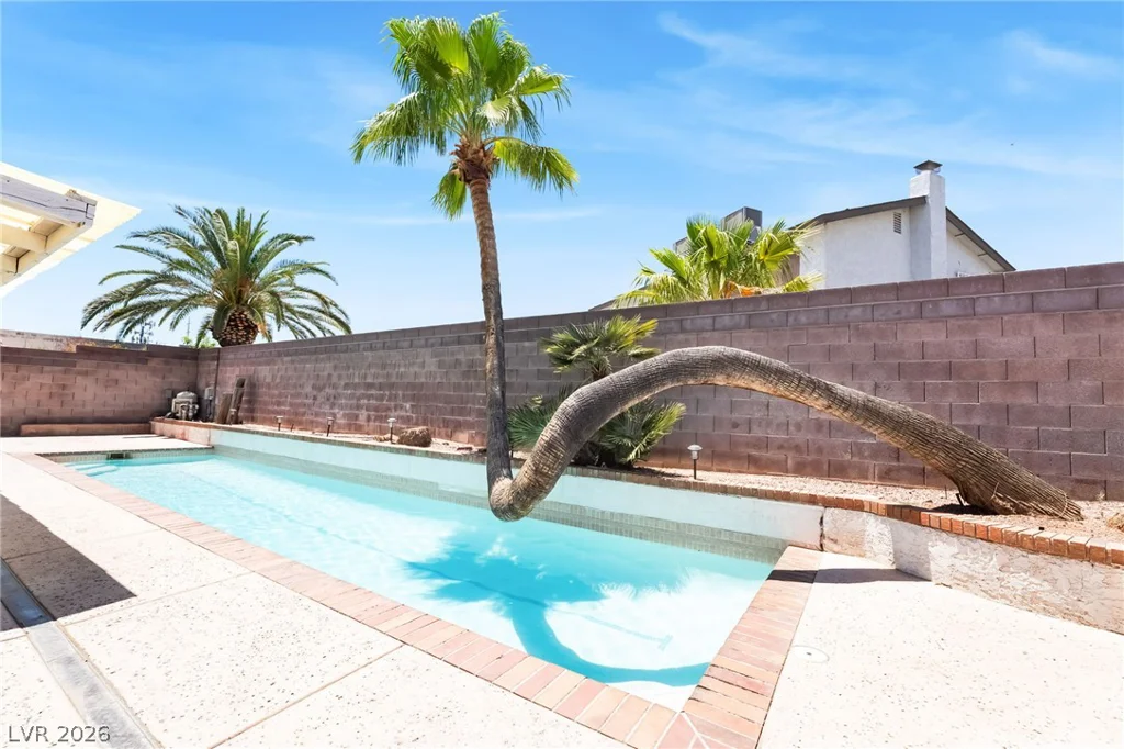 3983 Redwood, Las Vegas, NV 89103