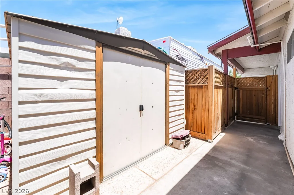 3983 Redwood, Las Vegas, NV 89103