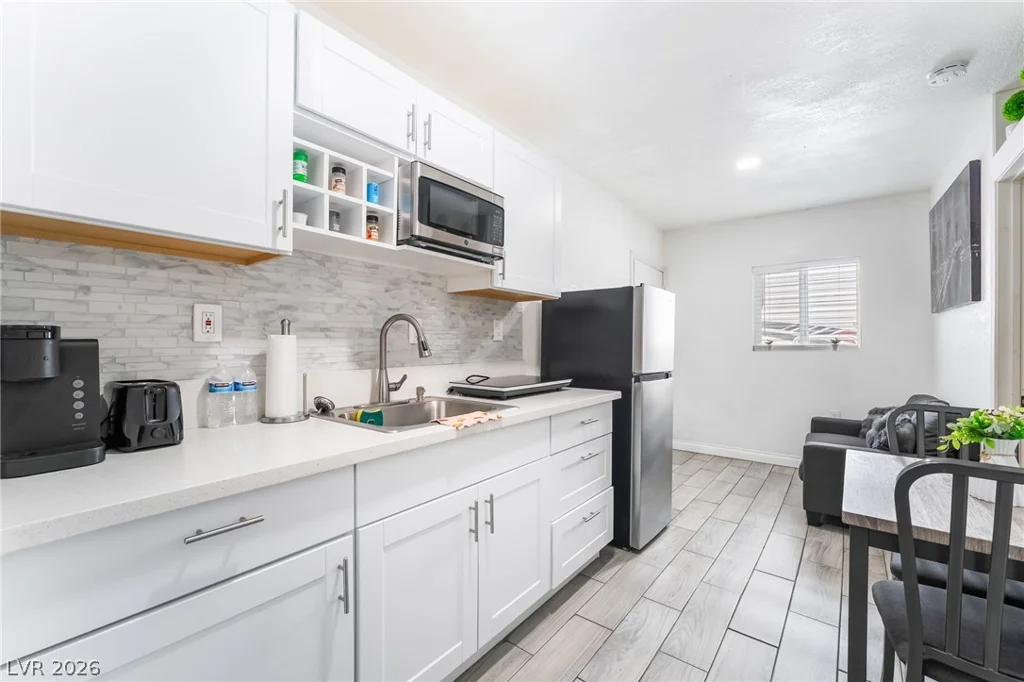 3983 Redwood, Las Vegas, NV 89103
