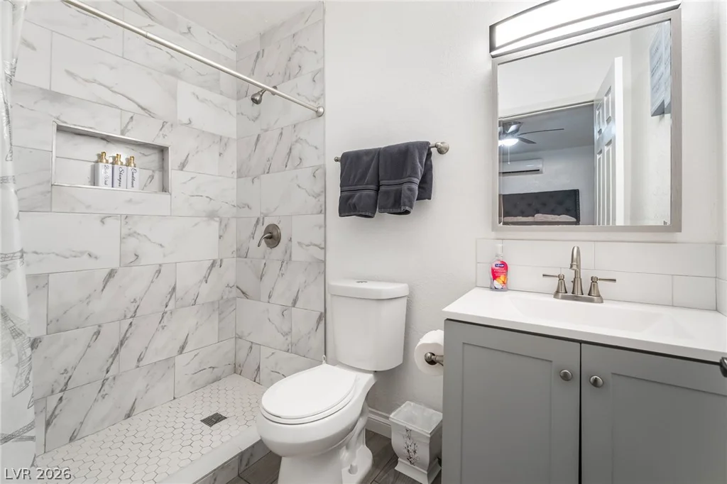 3983 Redwood, Las Vegas, NV 89103