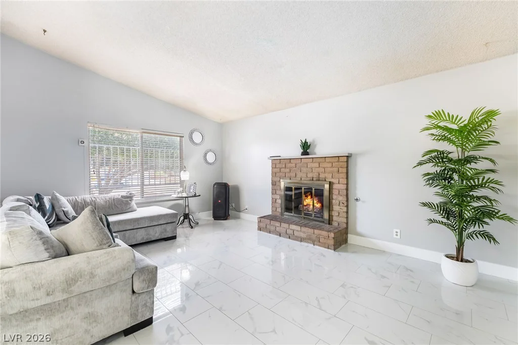 3983 Redwood, Las Vegas, NV 89103