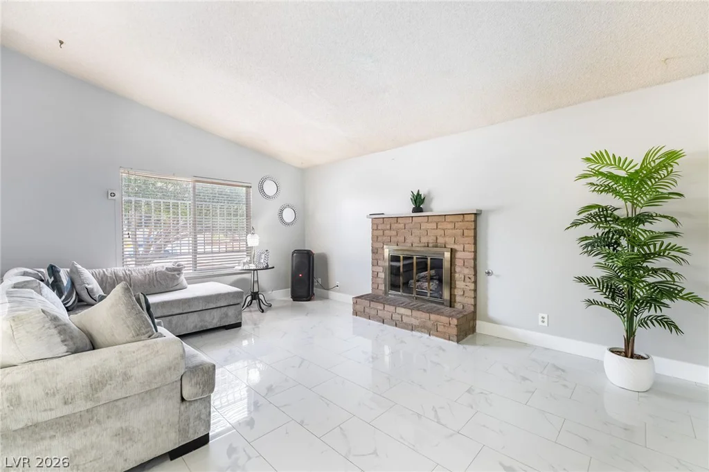 3983 Redwood, Las Vegas, NV 89103