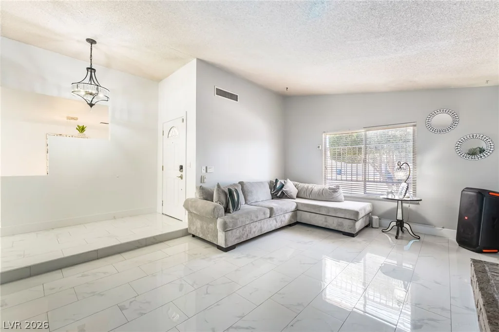 3983 Redwood, Las Vegas, NV 89103