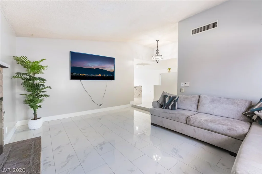 3983 Redwood, Las Vegas, NV 89103