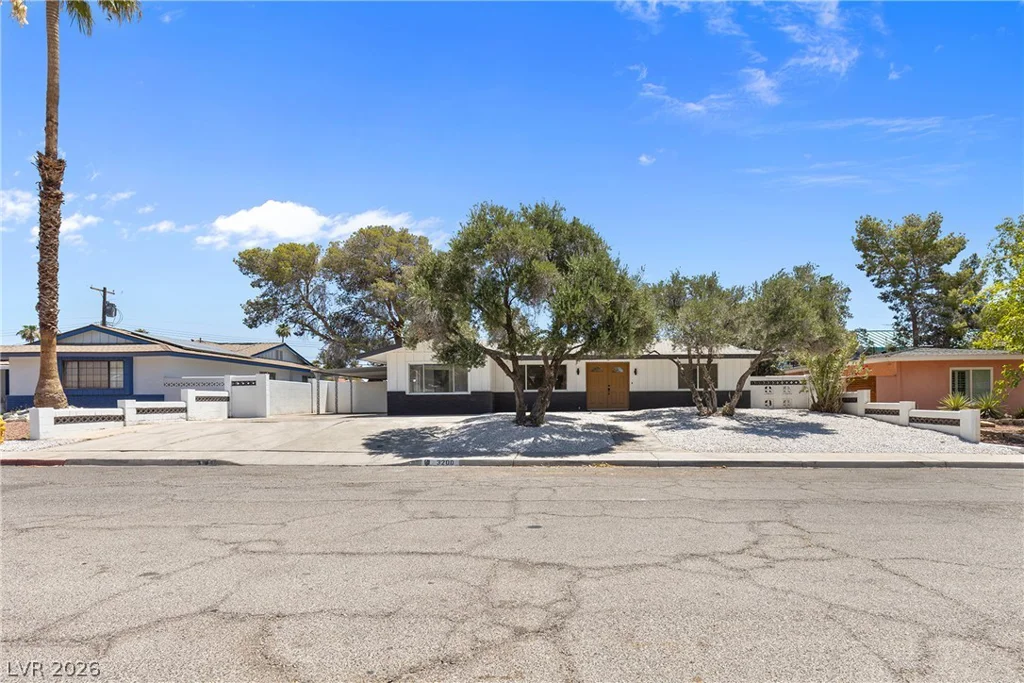 3200 Silver Saddle, Las Vegas, NV 89169