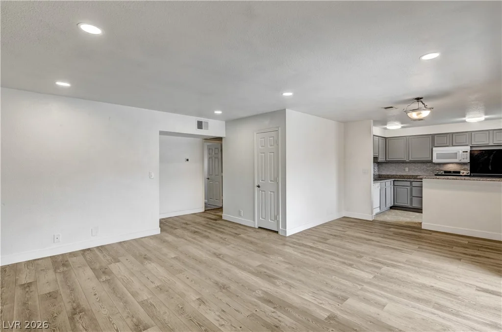 5404 River Glen, Las Vegas, NV 89103