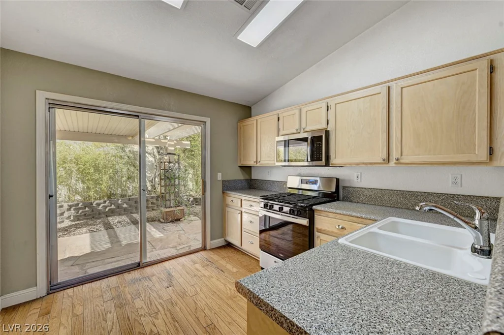 7913 Pottery Creek, Las Vegas, NV 89128